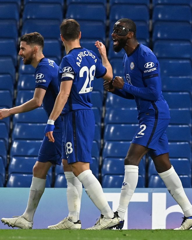 白衣下边是红衣，香港行期间一阿森纳球迷卧底在热刺球迷看台