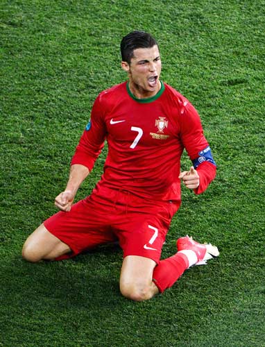 张琳艳赛后和凯莉交换球衣，后者直接把中国队球衣穿在身上