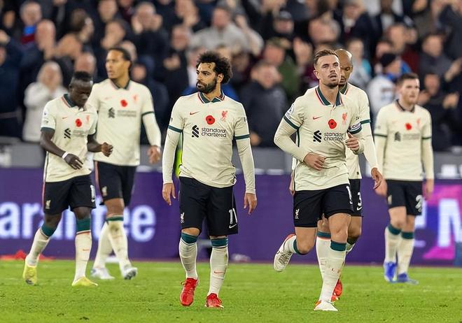 内马尔从中场跑回禁区开门球，结果队友直接开大脚让他无语